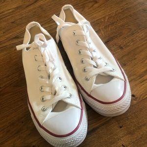 WOMANS CONVERSE SIZE 9.5 LIKE NEW